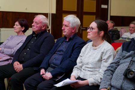 Pred predstavitvijo nove knjige so člani KUD Pod lipo Adergas pripravili bogat kulturni program, kateremu so prisluhnili poleg župana Franca Čebulja in soproge tudi avtorja knjige  Barbara in dr. Marko